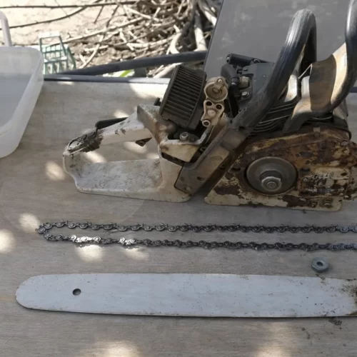 Imagen de una motosierra desmontada para poder limpiar