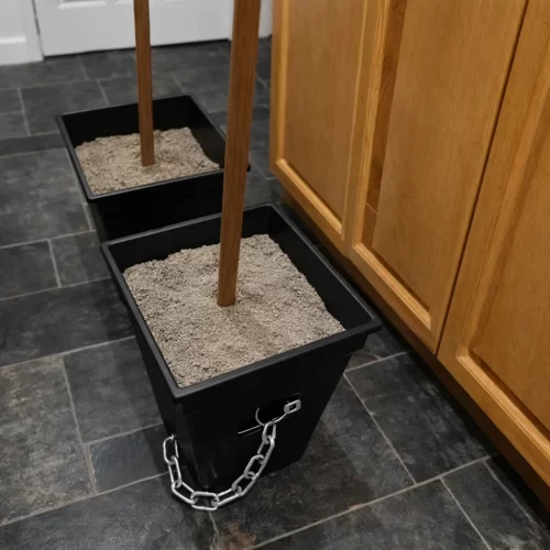 Floreiras protegidas com uma corrente metálica antirroubo