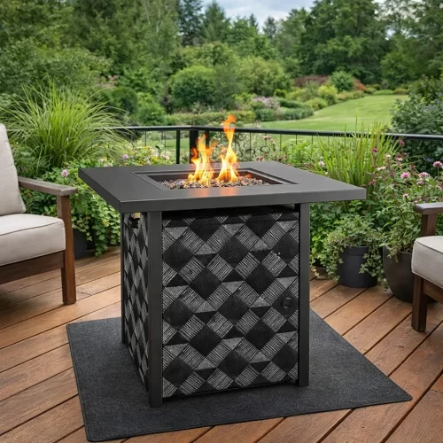 Mesa de fogo a gás sobre um terraço de madeira elevado com vista