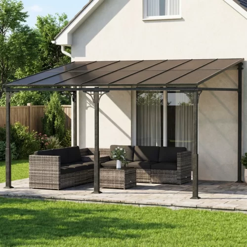 Pérgola preta adossada à parede sobre uma zona de estar.