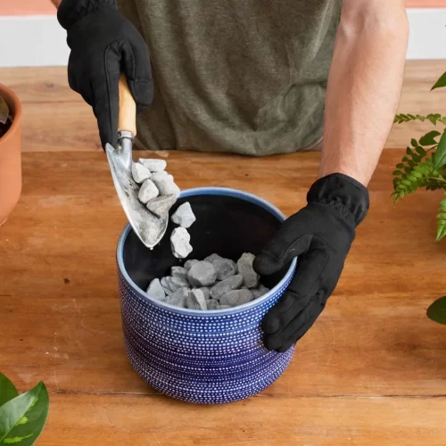 Pedras na base de um vaso para melhorar a estabilidade