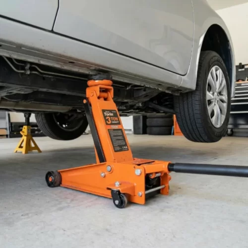 Pontos de elevação nos baixos de hatchbacks, berlinas e carrinhas para elevar o veículo com um macaco hidráulico