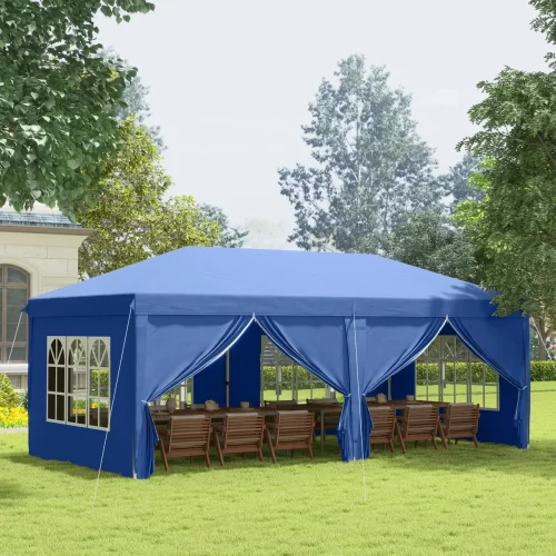 Tenda azul grande num jardim com mesas e cadeiras