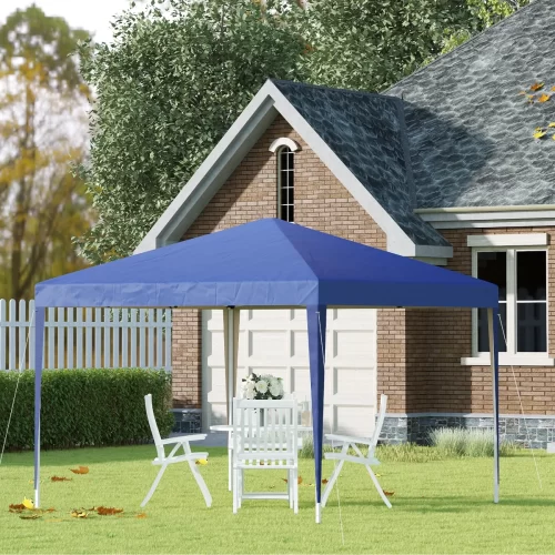Tenda azul aberta com mesa branca num jardim