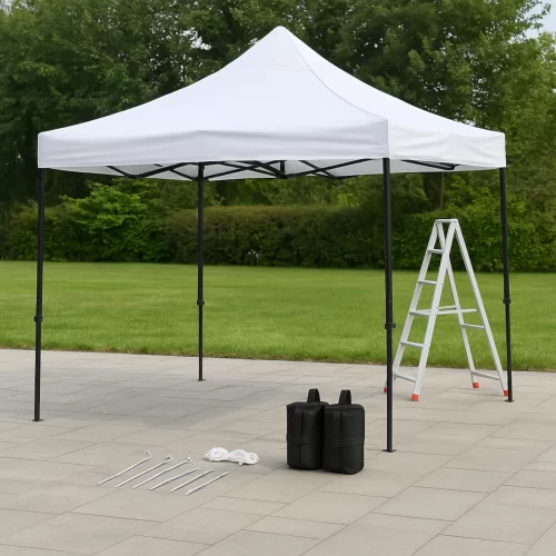 Tenda branca com escada e acessórios no chão