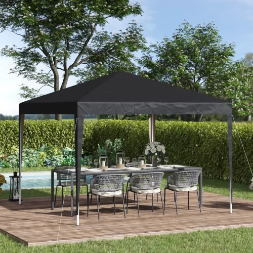 Tenda preta num terraço com mesa de refeições