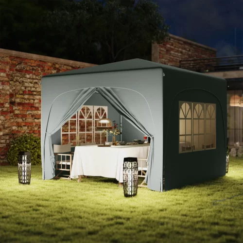 Tenda cinzenta iluminada à noite com mesa posta