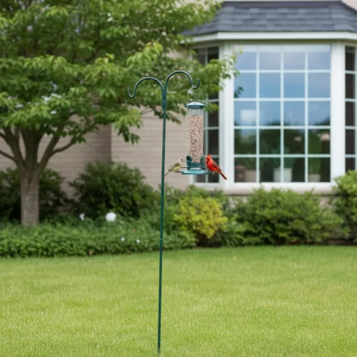 Comedouro para aves num poste perto de uma janela no jardim