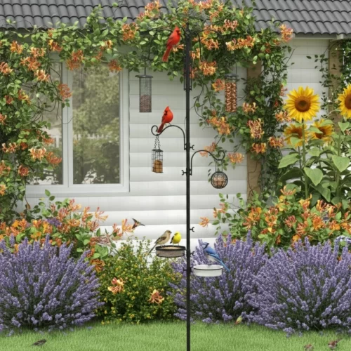 Comedouro para aves num poste rodeado de flores e lavanda