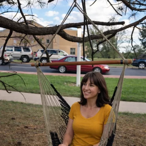 Cadeira suspensa instalada numa zona de sombra do jardim
