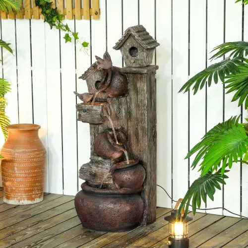 Fonte decorativa com vasos e casas para pássaros.