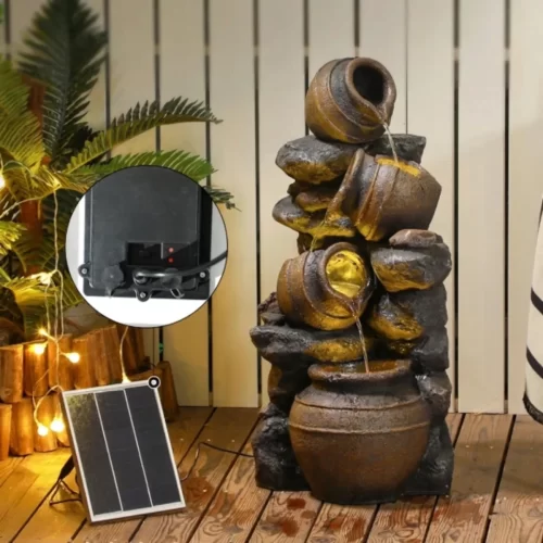 Fonte com vasos de pedra e painel solar ao lado.
