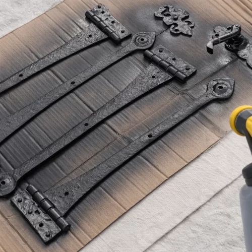 Pintar os elementos metálicos do abrigo com uma pistola de pintura
