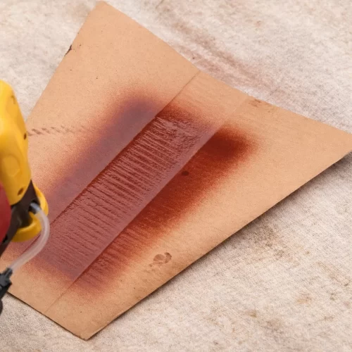 Fazer um teste de pulverização num cartão antes de pintar o abrigo