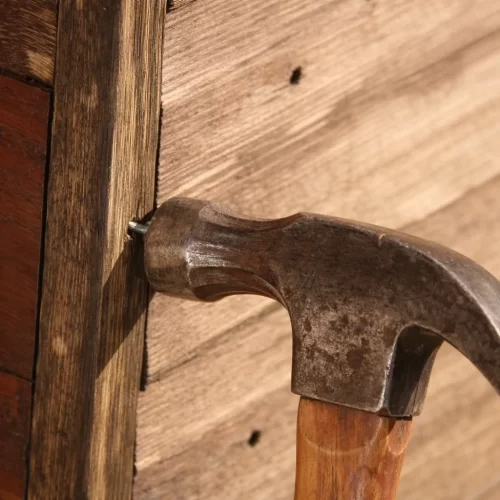 Reparar fissuras na madeira do abrigo antes de pintar