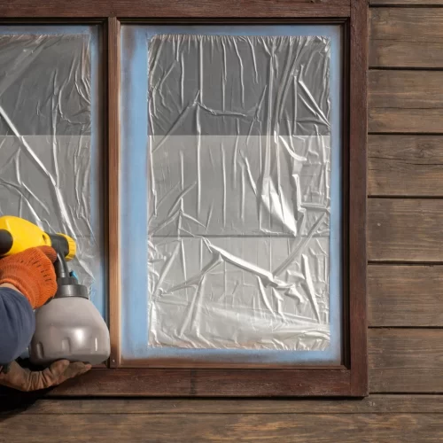 Pulverização de detalhe para pintar molduras de janelas e cantos do abrigo