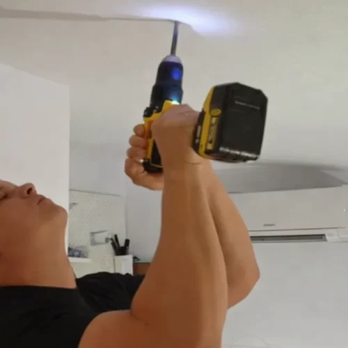 A fazer o orifício-guia no teto para instalar o ponto de fixação da cadeira de rede.
