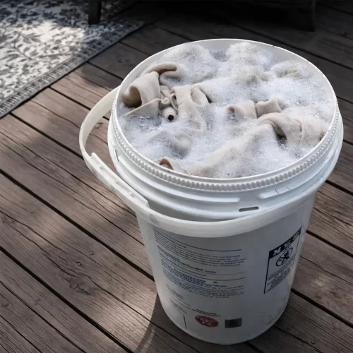 Tecido de molho em água e detergente