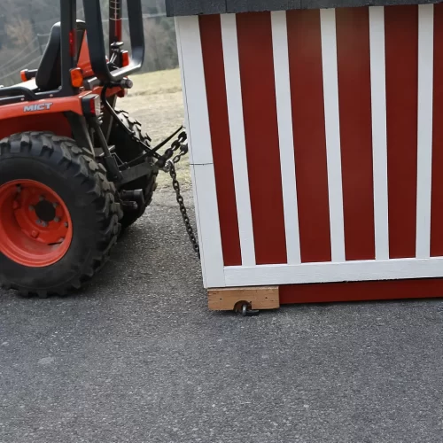 Trator a mover uma estrutura num terreno rural