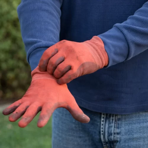 Utilizar luvas de proteção ao pintar um abrigo de jardim