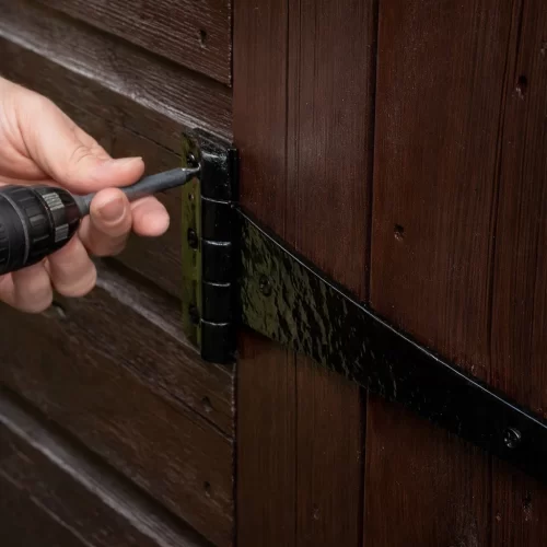 Voltar a colocar as ferragens metálicas no abrigo depois de pintar