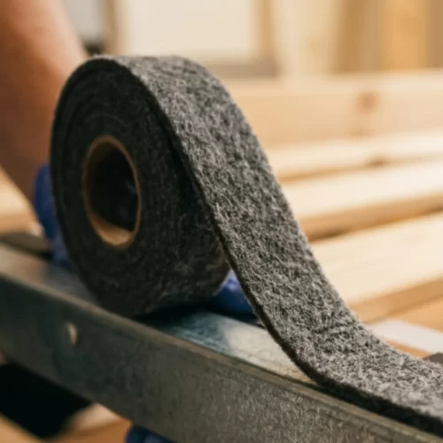 Acolchoar as ripas metálicas da cama com fita de feltro adesiva