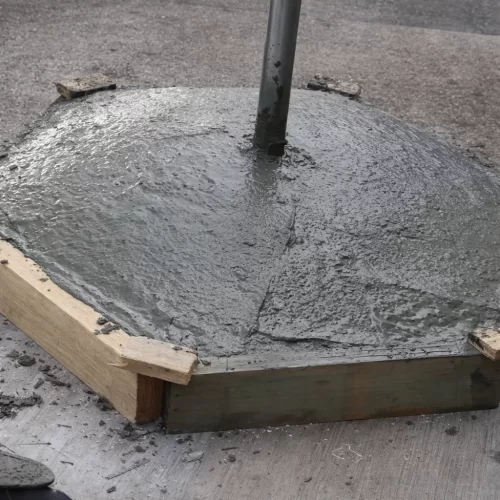 Base de cimento em processo de cura dentro do molde de madeira hexagonal antes de retirar os painéis