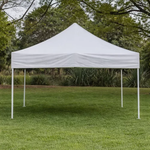 Tenda gazebo branca totalmente montada com as quatro pernas estendidas sobre relva