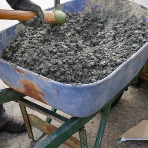 Carrinho de mão com cimento acabado de misturar e pronto para colocar no molde da base