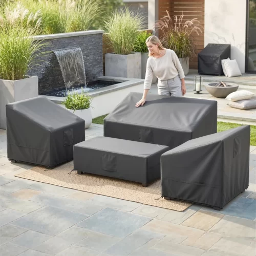 Conjunto de capas cinzentas para móveis de jardim num terraço