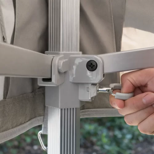 Detalhe do conector de canto de uma tenda gazebo com o mosquetão solto