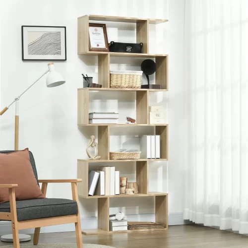Estante assimétrica de madeira com livros e decoração