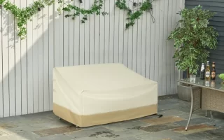 Funda beige impermeable para sofá de jardín de 2 plazas en una terraza