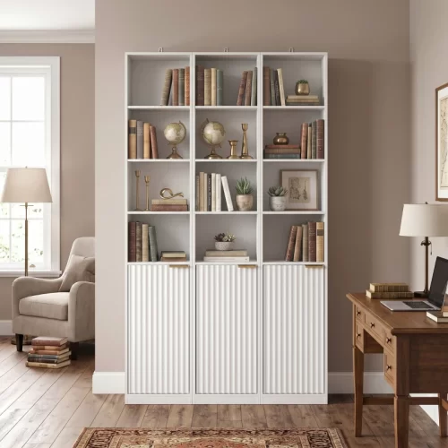 Estante branca de 3 módulos com portas numa sala de estar