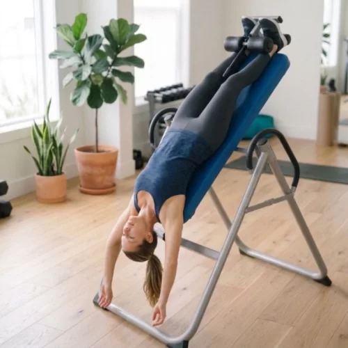 Mulher em inversão completa numa mesa de inversão