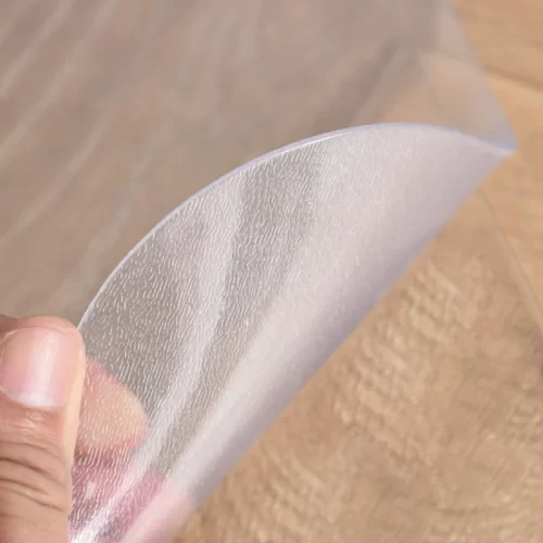 Pormenor do material transparente e flexível de um tapete para cadeira