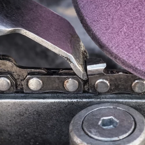 Processo de afiação da corrente de motosserra com afiador de bancada