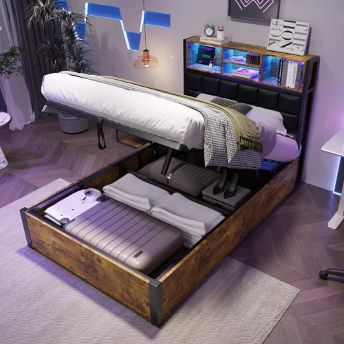 Cama de casal em madeira clara com cabeceira e peseira em ratã num quarto luminoso.