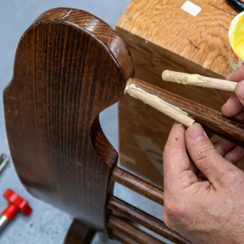 Colocar una espiga encolada en el respaldo de mecedora