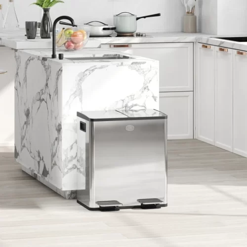 Caixote do lixo duplo com pedal junto a uma ilha de cozinha branca