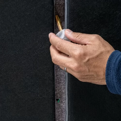 Mano perforando la tela del cabecero con un destornill