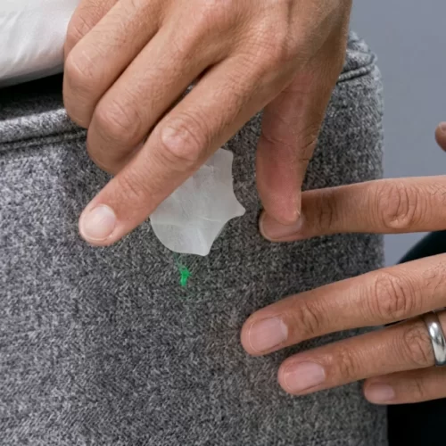 Manos retirando la etiqueta de plástico tras perforar