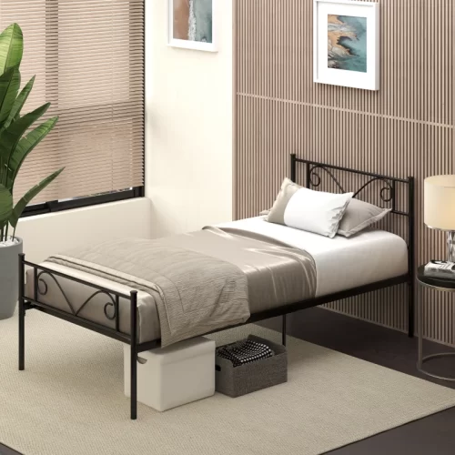 Peças desmontadas de uma cama de metal preto sobre pavimento de madeira, prontas para uma mudança.