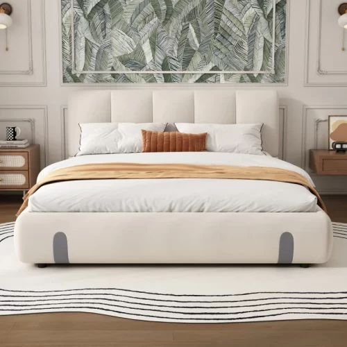 Cama estofada em tom creme com cabeceira de painéis e espaço de arrumação