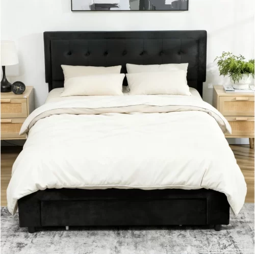 Cama com cabeceira em veludo preto e roupa de cama em tons creme