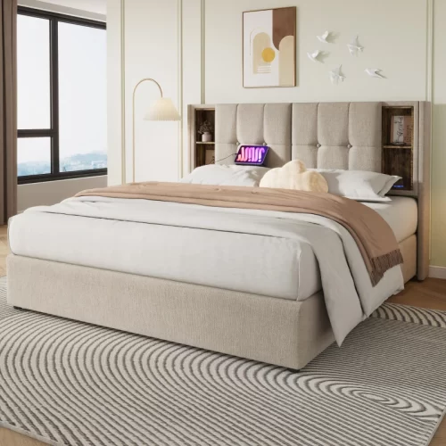 Cama de grandes dimensões com cabeceira bege, prateleiras laterais e ligações USB